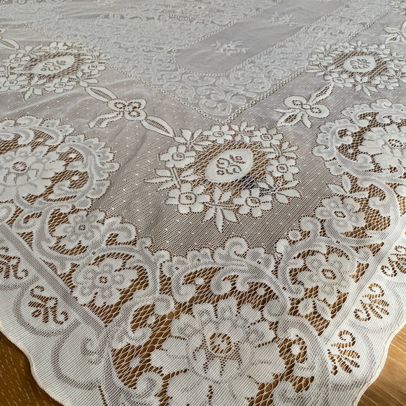Elegant Lace Curtain or Tablecloth - Picture 4 of 7